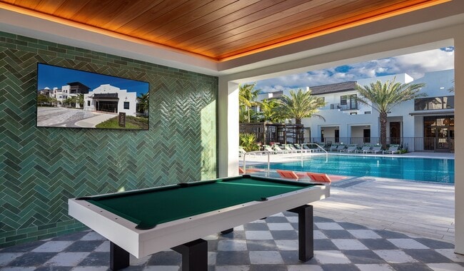 Reta a tus amigos a una partida y disfruta del sol con nuestra mesa de billar exterior.