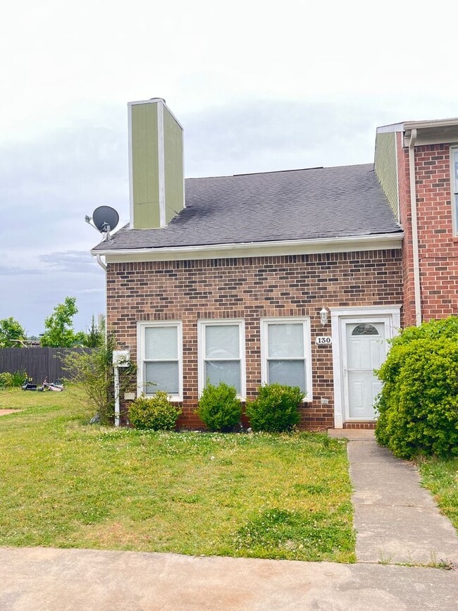 Building Photo - Charming 3-bedroom, 2-bath townhouse