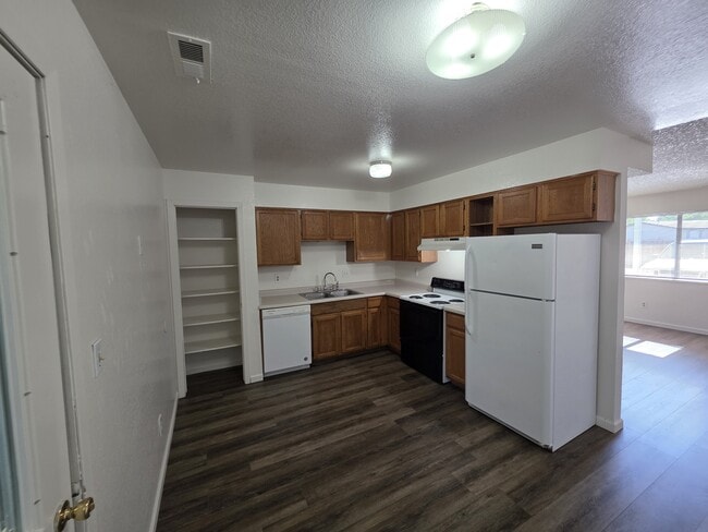 Photo - 987 Iowa Ave Unit B