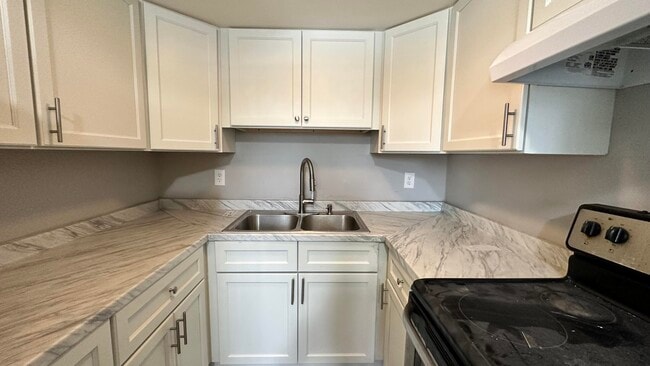 Building Photo - 143 NE 6th Ave Rental