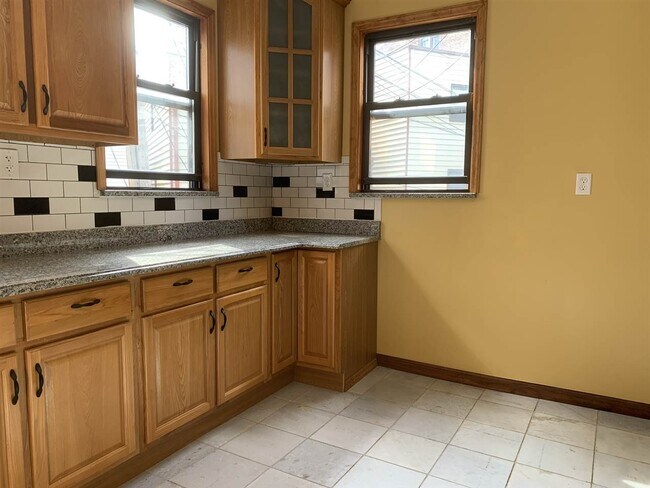 Photo - 651 Newark Ave Unidad 1