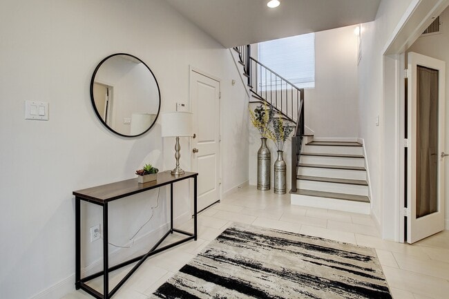 Photo - 902 Roy St