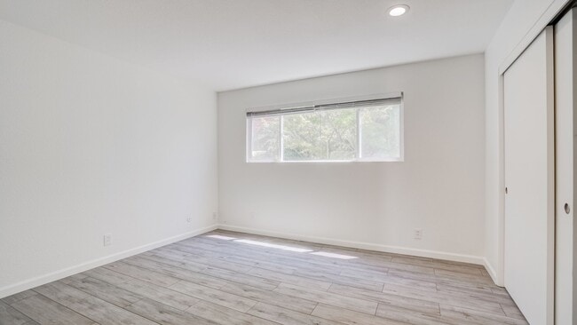 Photo - Edgewater Apartments