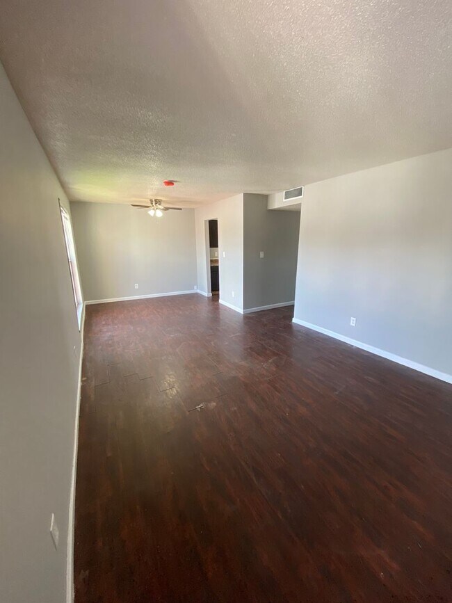 Building Photo - **Spacious 2 Bedroom | 1.5 Bath with Functional Layout** Unit Apartment C