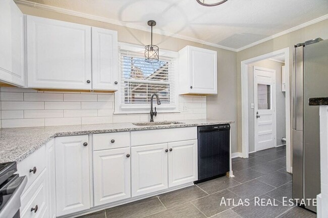 Photo - 6043 Fontana St