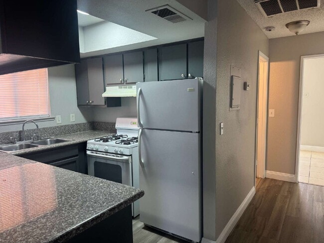 Building Photo - Spacious 2 Bed, 2 Bath Unit 1 Rental