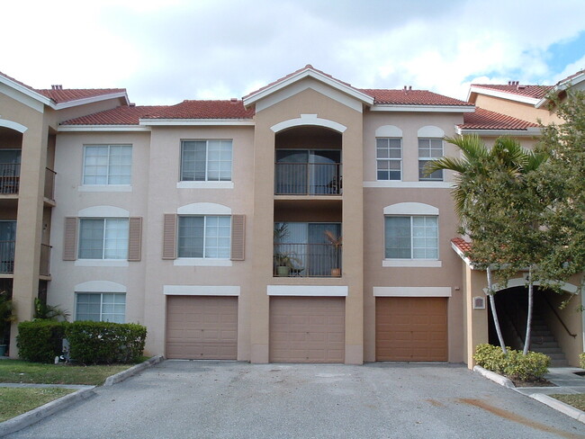 Building Photo - EMERALD ISLE AT LAGUNA LAKES CONDO
