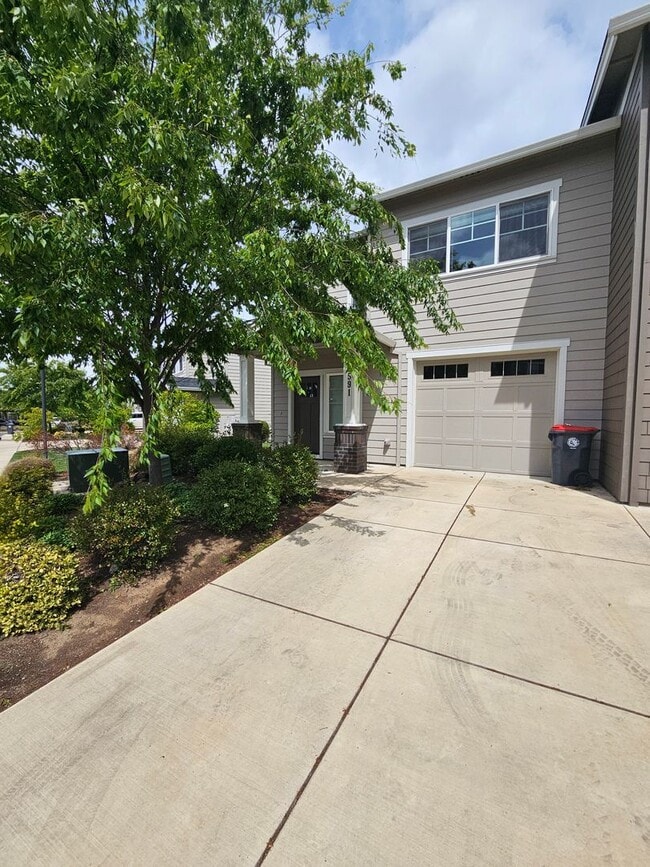 Building Photo - Beautiful Townhome in East Medford