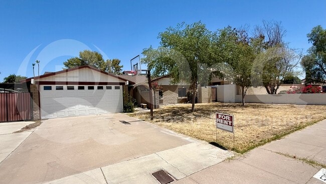 Building Photo - 5702 W Royal Palm Rd