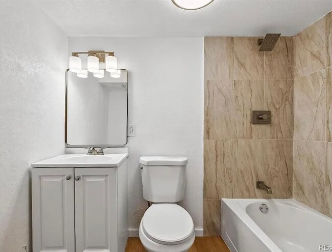 Photo - 307 E Oak St