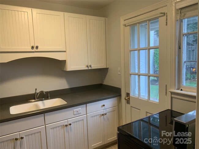 Photo - 2103 Queens Rd W