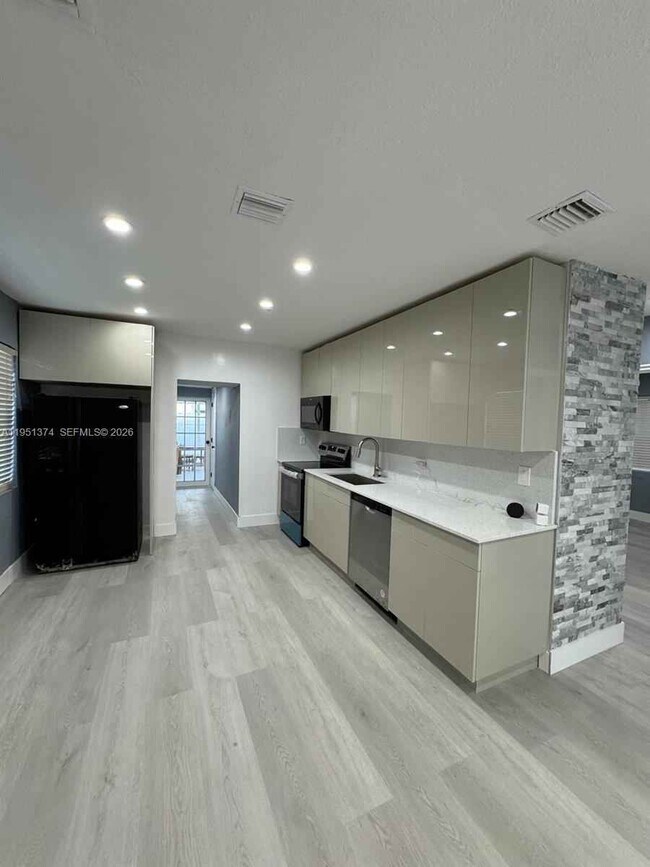 Photo - 635 N 28th Ave