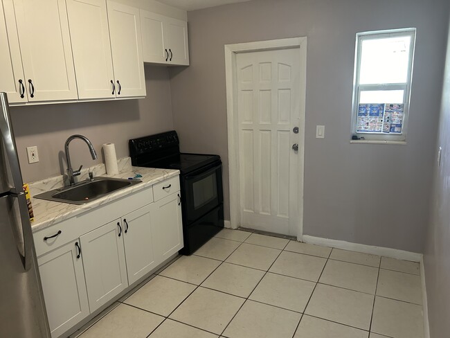 kitchen - 2230 Douglas St Unidad A