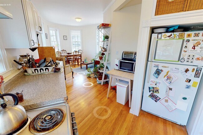 Photo - 5 Bishop Allen Dr Unidad 3