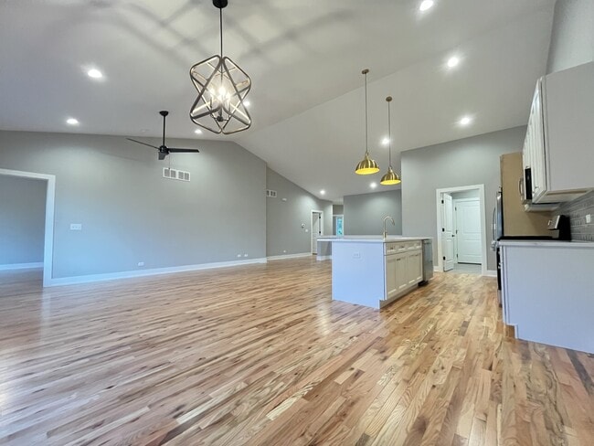 Photo - 974 Meadow Ln