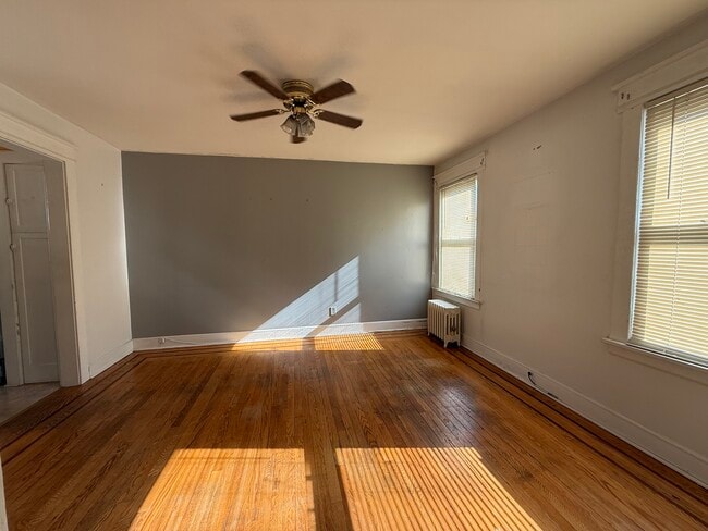 Building Photo - 225 3rd Ave Unit 2nd Floor