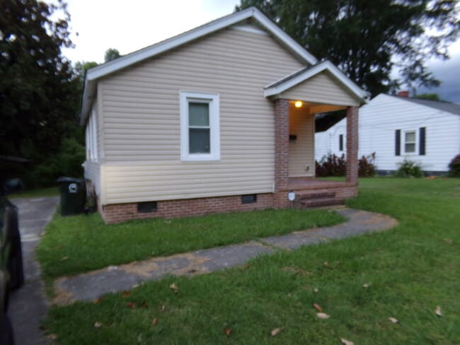 Photo - 704 Dewitt St House