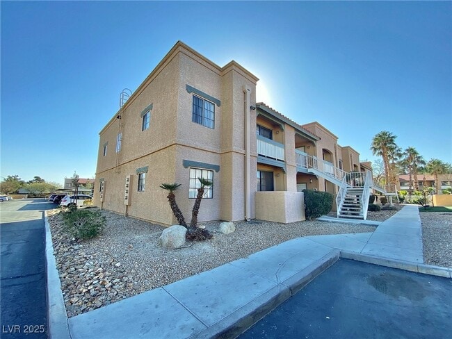 Building Photo - 5154 S Jones Blvd Unit 201