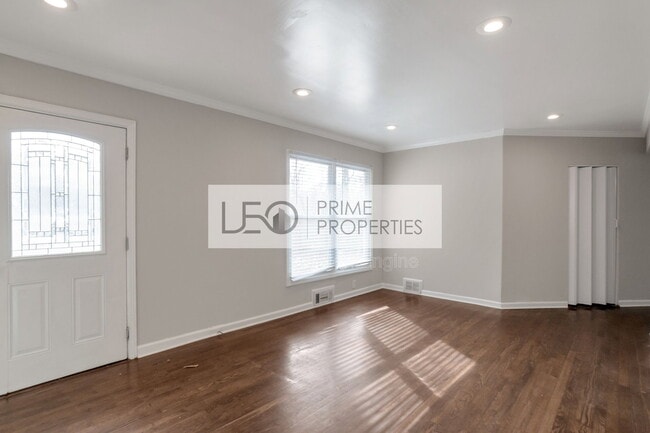 Photo - 751 Yale Pl SW