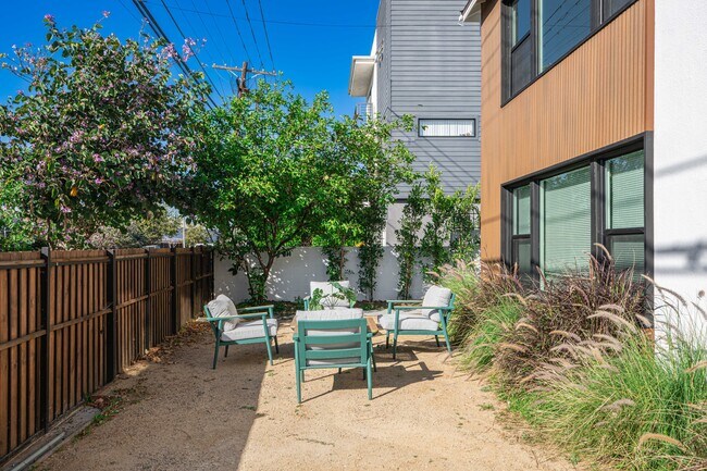 2046 Burnside Ave Unit 2046 1/2