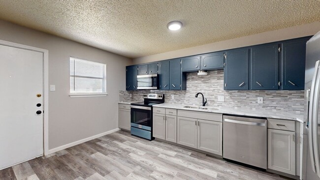 Building Photo - 2 WEEKS FREE RENT!!! REMODELED DUPLEX IN H...