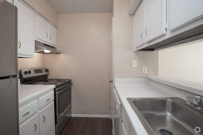 2BR, 1BA - 850 SF