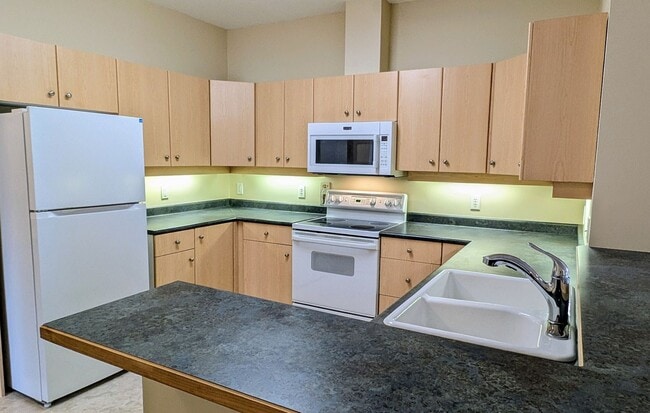 Photo - Lynnwood 3 Bedroom Condo - Corner Unit Unidad B201