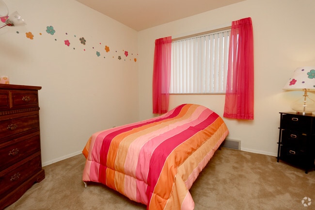 Bedroom - Grandview Gardens Apartments