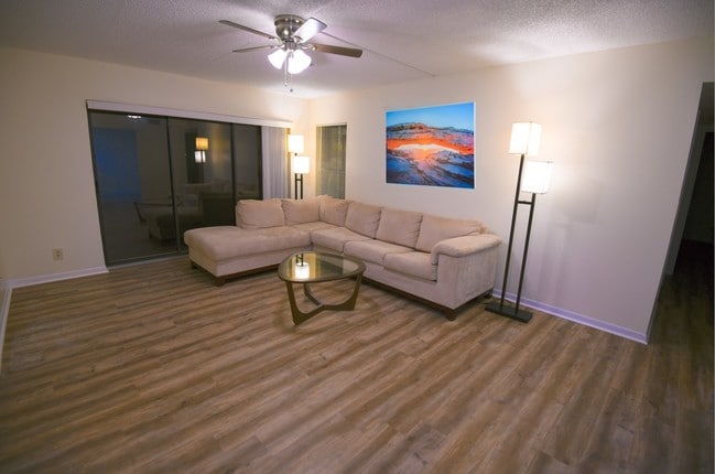 Large open concept living space. - 2732 SW Matheson Ave Unit C1