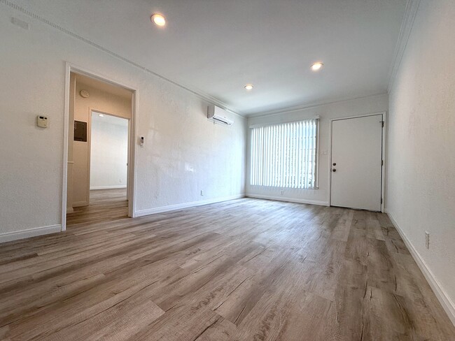 Photo - 5670 San Vicente Blvd Unit #2