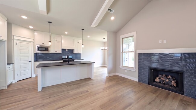 Photo - 308 White Oak St