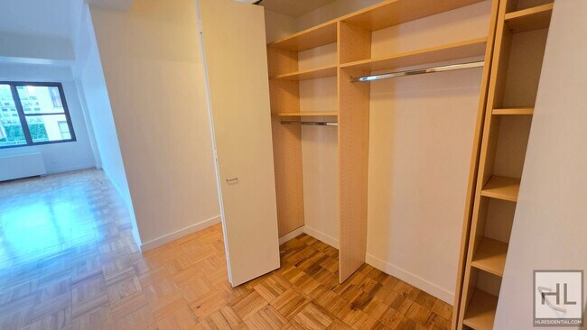 Sunlit 11th-Floor Corner 1-Bed with Skyline Views in Turtle Bay