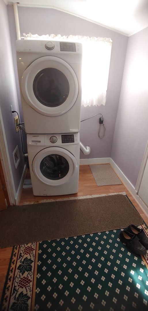 4 BR/ 2 BA Convenient Cape Cod with plenty... House House Rental in