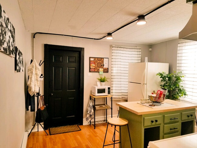 Eat In Kitchen - 1 E Ridge St Unit 3