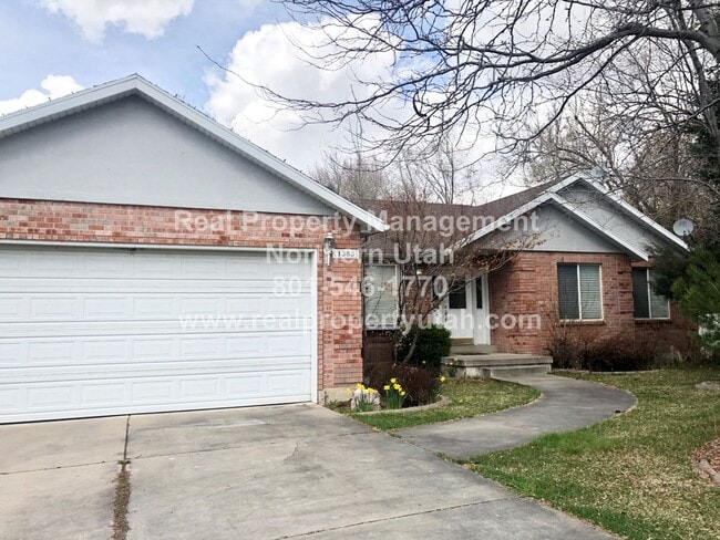 Photo - Updated 5 Bedroom 5 Bath Home in Layton Av...
