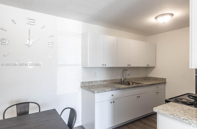 Photo - 2000 S Main St Unidad 000