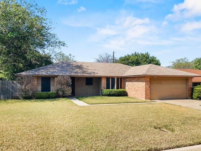 Building Photo - Spacious Fort Worth Home with Sunken Livin...