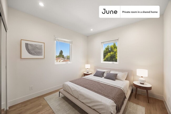 Building Photo - Private bedroom in 4 bed/4 bath Home