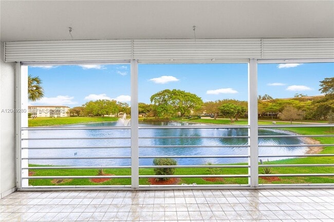 Building Photo - 4301 Martinique Cir Unit H2