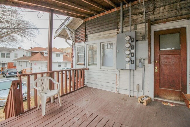 Building Photo - 1111 E Walnut St Unit Apt 102