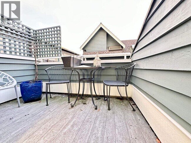 136 W 4th St
