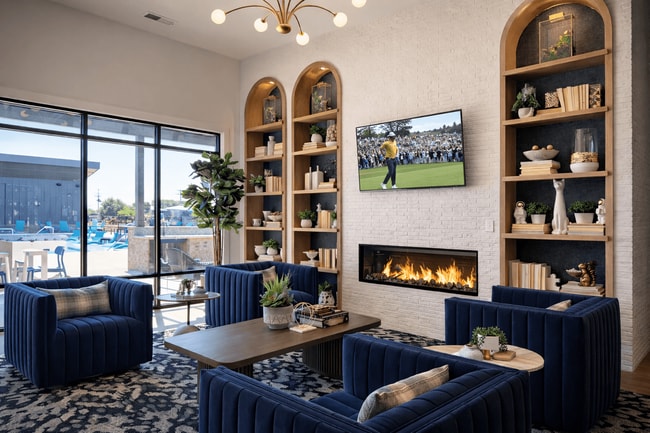 Acogedora casa club para residentes con cómodos sillones, diseñada para fomentar la conexión y la relajación diaria. - Cypress Point