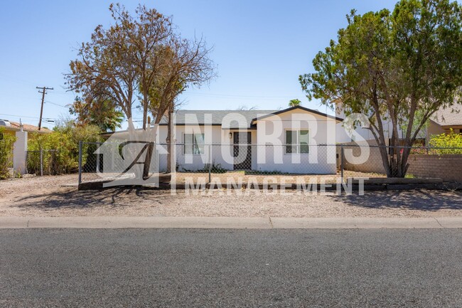 Cute Tranquil Home with a LARGE Backyard! - Cute Tranquil Home with a LARGE Backyard!