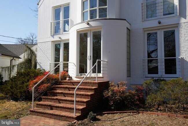 Photo - 4527 Q Pl NW