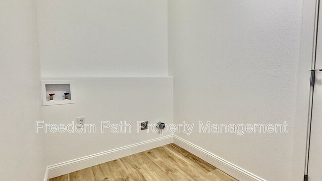 Building Photo - 465 N Elm Rd Rental