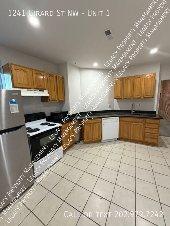 Photo - 1241 Girard St NW Unidad 1