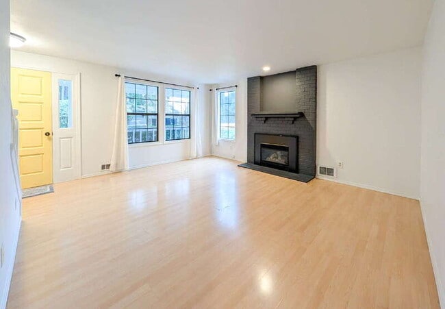 Photo - 115 E Jonathan Rd