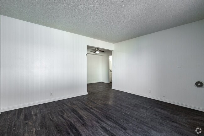 1 BR, 1 BA - 740 SF