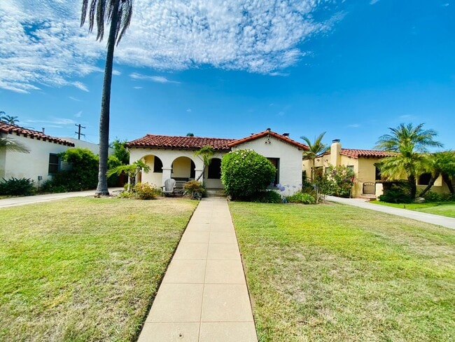 Photo - Beautiful 4 Bedroom Cottage in Kensington with Extra Room for an Office!