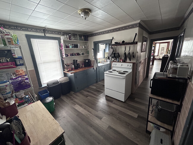 El área de la cocina tiene mucha luz. - 23 E Kidder St Unidad Apt 1